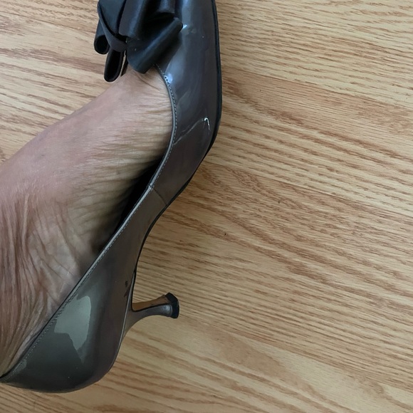 Manolo blahnik lisane patent Grey bow kitten heels 40.5 - Picture 9 of 11